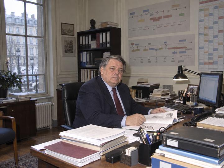 Le professeur Henri Delmas dans son bureau