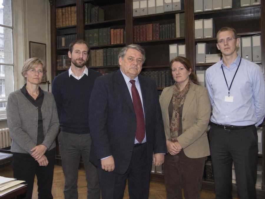 L'équipe de l'Institut devant la bibliothèque